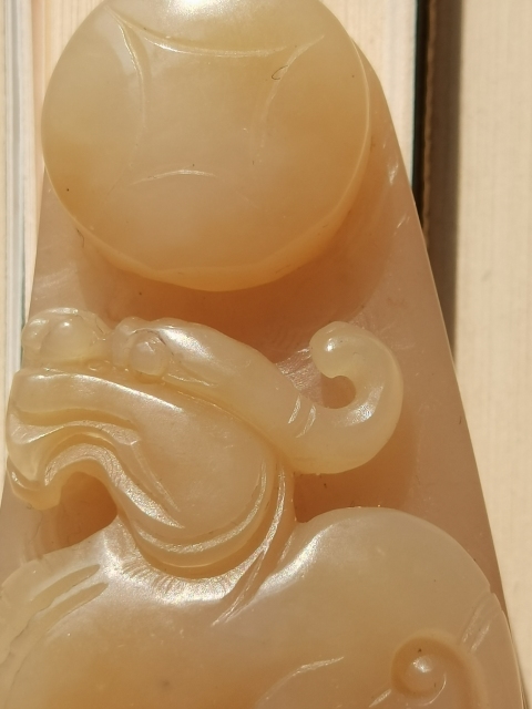 古玩玉器新疆和田玉雕“引龍進(jìn)寶”掛墜拍賣,當(dāng)前價(jià)格998元
