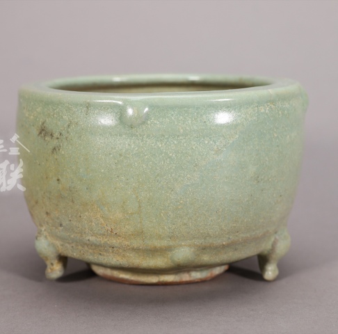 古玩陶瓷【明·龍泉巔峰時代】青釉鼓釘三足爐拍賣,當(dāng)前價格6000元