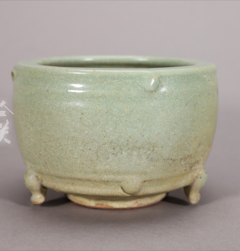 古玩陶瓷【明·龍泉巔峰時代】青釉鼓釘三足爐拍賣,當(dāng)前價格6000元