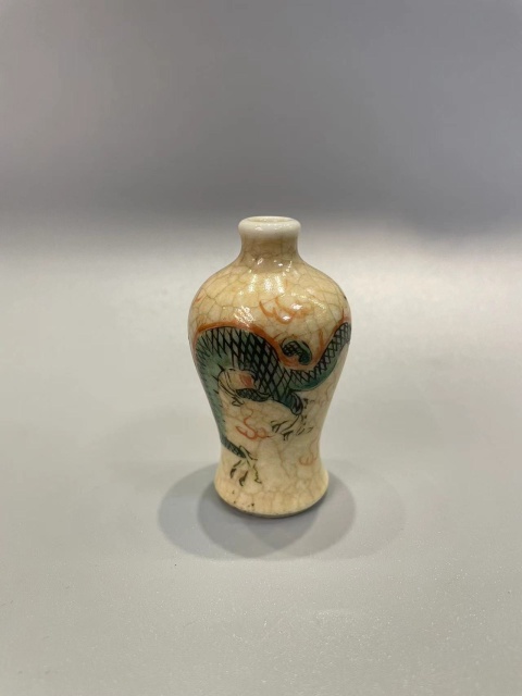 古玩陶瓷清晚期哥釉粉彩龍紋梅瓶型煙壺拍賣，當前價格3000元