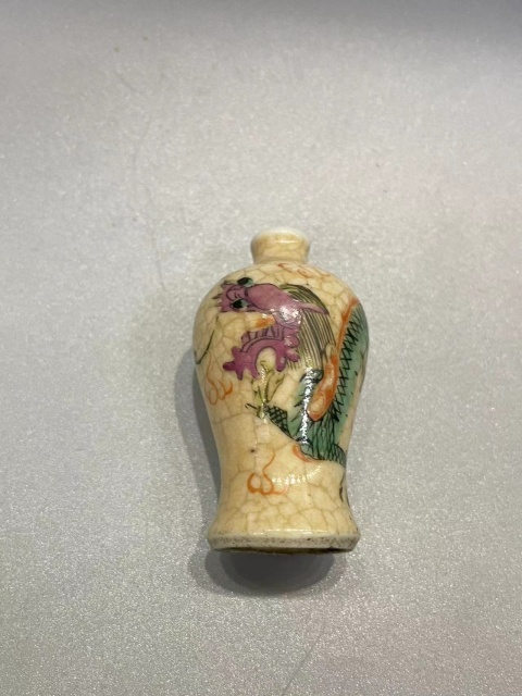 古玩陶瓷清晚期哥釉粉彩龍紋梅瓶型煙壺拍賣，當前價格3000元