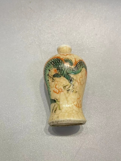 古玩陶瓷清晚期哥釉粉彩龍紋梅瓶型煙壺拍賣，當前價格3000元