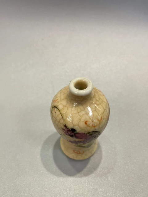 古玩陶瓷清晚期哥釉粉彩龍紋梅瓶型煙壺拍賣，當前價格3000元