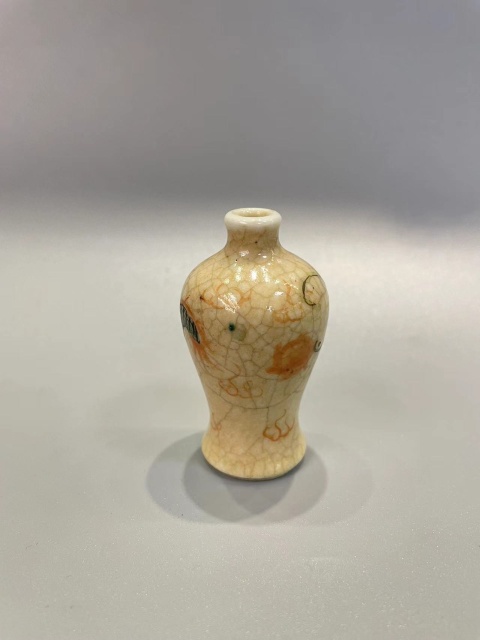 古玩陶瓷清晚期哥釉粉彩龍紋梅瓶型煙壺拍賣，當前價格3000元