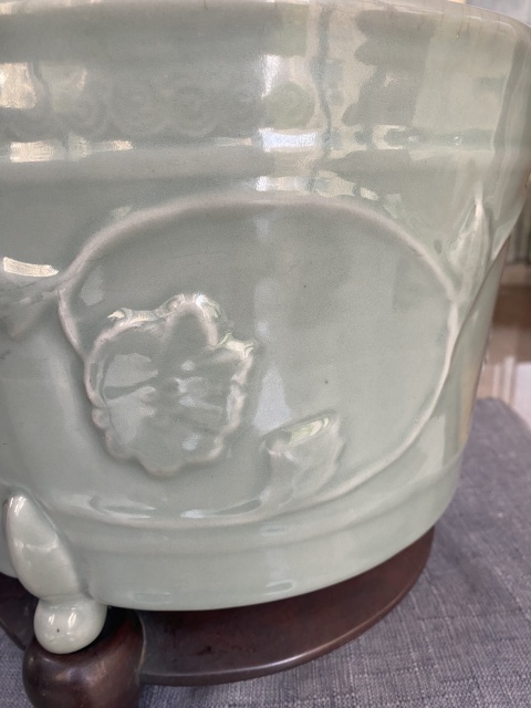 古玩陶瓷明早期龍泉窯剔刻牡丹紋香爐拍賣，當前價格23000元