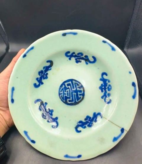 古玩陶瓷清中期.豆青釉青花五福捧壽盤拍賣,當(dāng)前價格386元