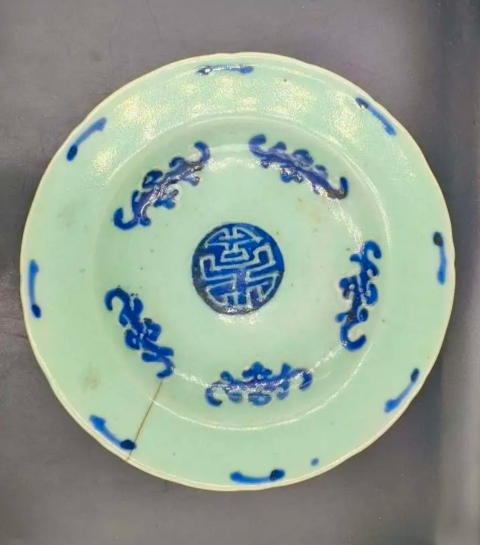 古玩陶瓷清中期.豆青釉青花五福捧壽盤拍賣,當(dāng)前價格386元
