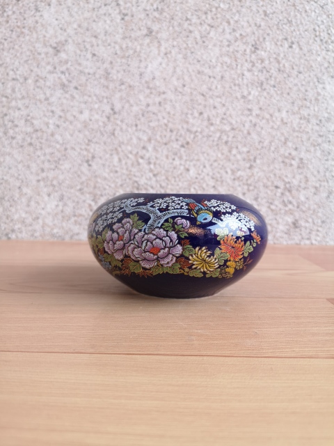 古玩陶瓷花卉紋煙灰缸拍賣(mài),當(dāng)前價(jià)格260元