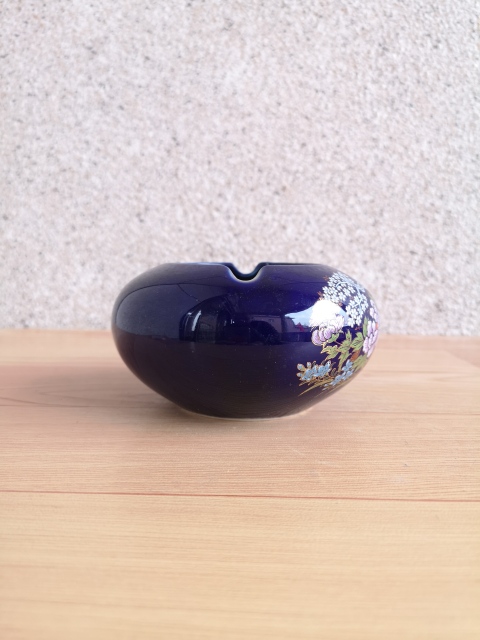 古玩陶瓷花卉紋煙灰缸拍賣(mài),當(dāng)前價(jià)格260元