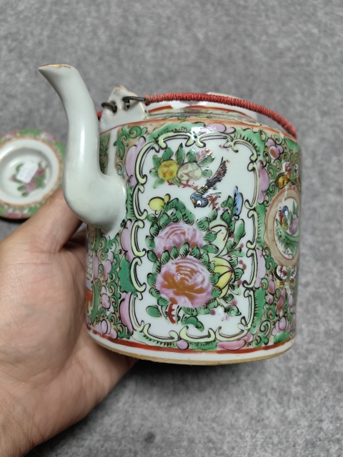 古玩陶瓷人物花鳥蝶紋廣彩提梁壺拍賣，當前價格460元