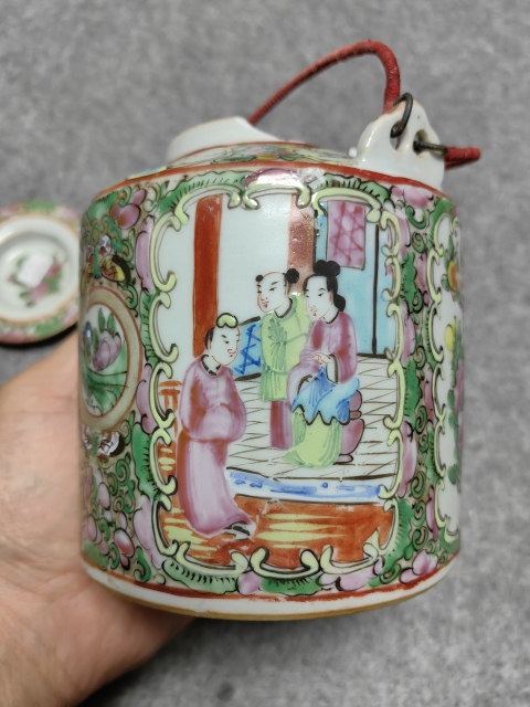 古玩陶瓷人物花鳥蝶紋廣彩提梁壺拍賣，當前價格460元