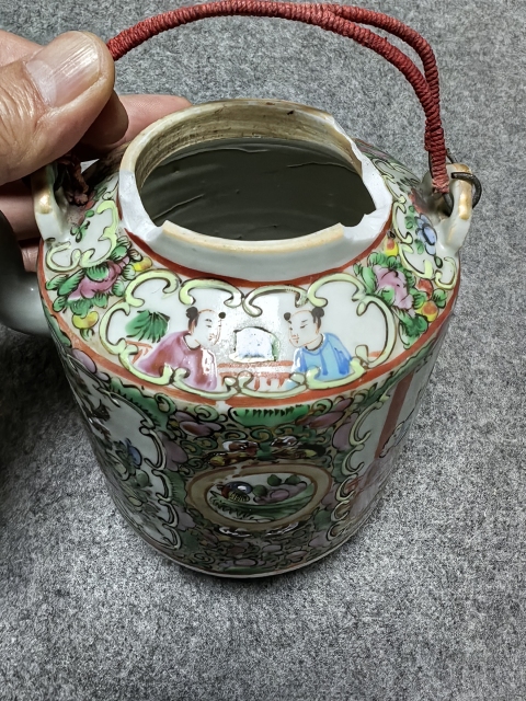 古玩陶瓷人物花鳥蝶紋廣彩提梁壺拍賣，當前價格460元