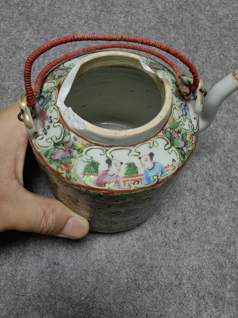 古玩陶瓷人物花鳥蝶紋廣彩提梁壺拍賣，當前價格460元