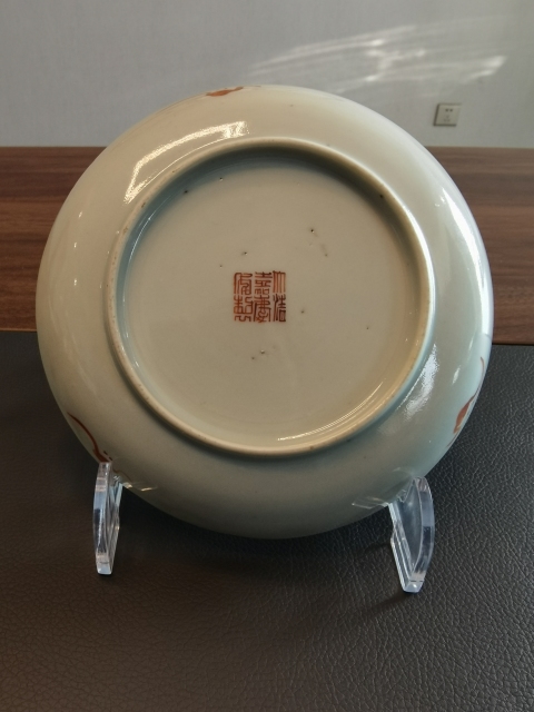 古玩陶瓷精品民窯-清中期嘉慶年本朝官窯款細路粉彩蝶戀花盤拍賣，當前價格4380元