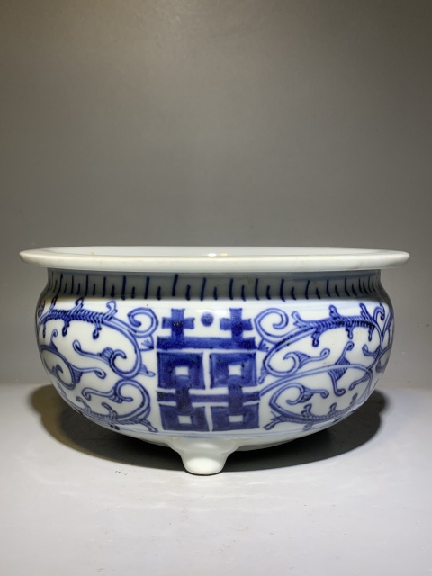古玩陶瓷（精工細路）青花纏枝囍字紋三足香爐拍賣，當前價格4888元