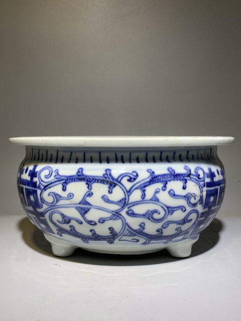 古玩陶瓷（精工細路）青花纏枝囍字紋三足香爐拍賣，當前價格4888元