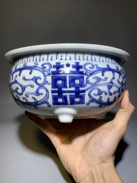 古玩陶瓷（精工細路）青花纏枝囍字紋三足香爐拍賣，當前價格4888元
