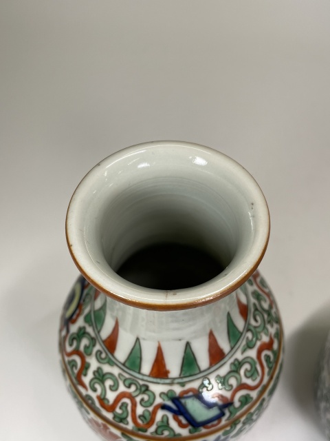 古玩陶瓷晚清青花五彩持蓮童子紋瓶一對拍賣,當前價格12000元