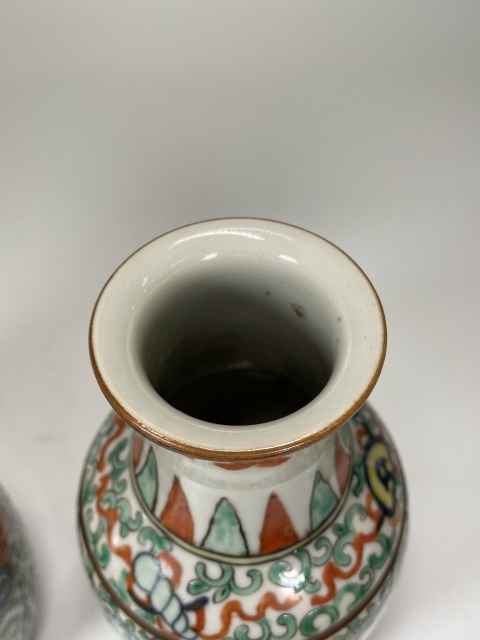 古玩陶瓷晚清青花五彩持蓮童子紋瓶一對拍賣,當前價格12000元