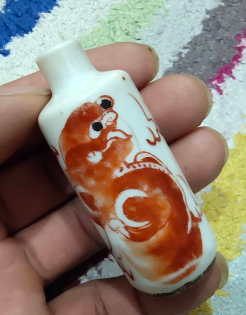 古玩陶瓷清代礬紅彩獅子紋鼻煙壺拍賣，當前價格2128元