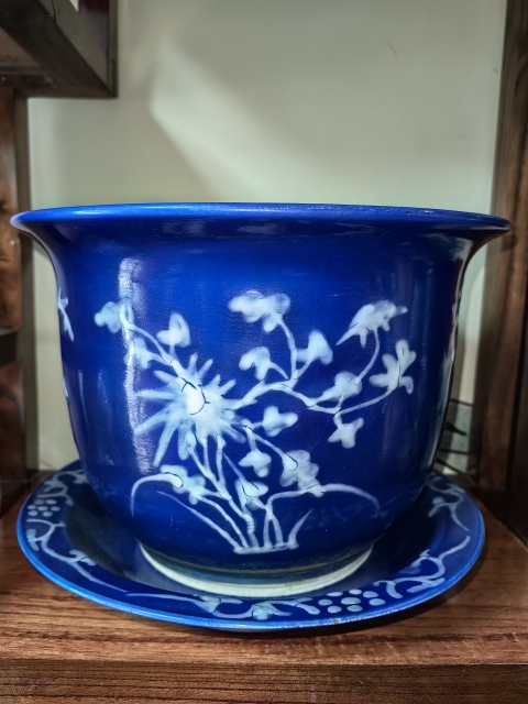 古玩陶瓷霽藍(lán)釉堆白花卉紋花盆拍賣,當(dāng)前價(jià)格7500元