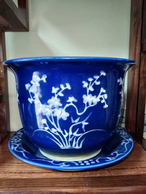 古玩陶瓷霽藍(lán)釉堆白花卉紋花盆拍賣,當(dāng)前價(jià)格7500元