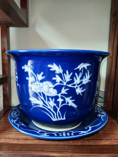 古玩陶瓷霽藍(lán)釉堆白花卉紋花盆拍賣,當(dāng)前價(jià)格7500元