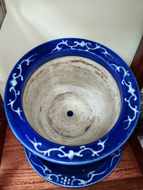 古玩陶瓷霽藍(lán)釉堆白花卉紋花盆拍賣,當(dāng)前價(jià)格7500元