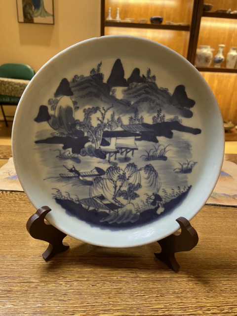 域鉴古玩】清中晚·豆青釉青花山水人物纹茶盘拍卖价格/图片/值多少钱