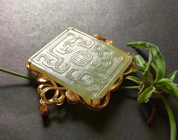 古玩玉器清代天然翡翠雕“雙龍捧壽”飾件拍賣，當前價格35000元
