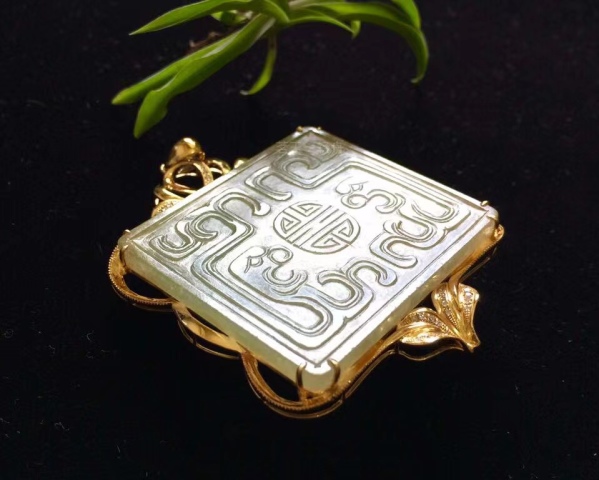 古玩玉器清代天然翡翠雕“雙龍捧壽”飾件拍賣，當前價格35000元