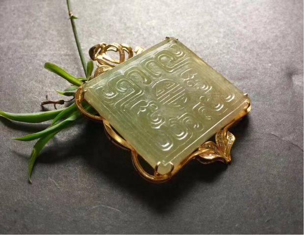 古玩玉器清代天然翡翠雕“雙龍捧壽”飾件拍賣，當前價格35000元