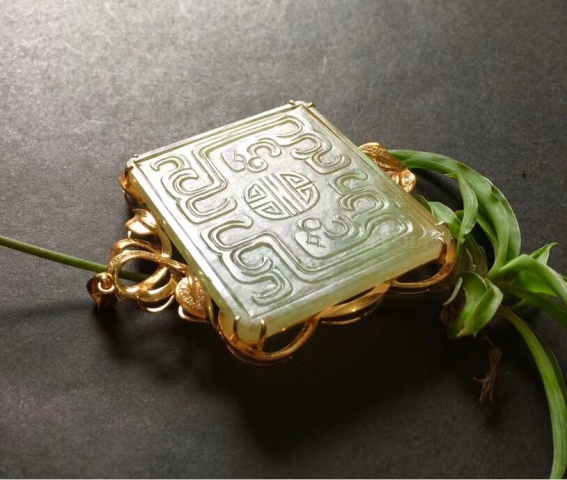 古玩玉器清代天然翡翠雕“雙龍捧壽”飾件拍賣，當前價格35000元