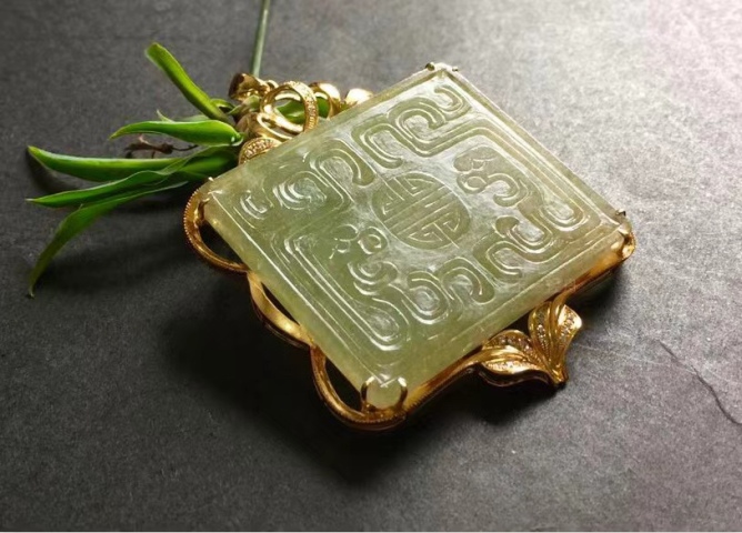 古玩玉器清代天然翡翠雕“雙龍捧壽”飾件拍賣，當前價格35000元