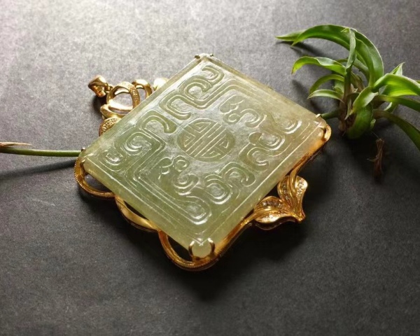 古玩玉器清代天然翡翠雕“雙龍捧壽”飾件拍賣，當前價格35000元