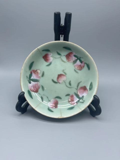 古玩陶瓷清代嘉慶豆青釉粉彩壽桃盤拍賣，當前價格299元