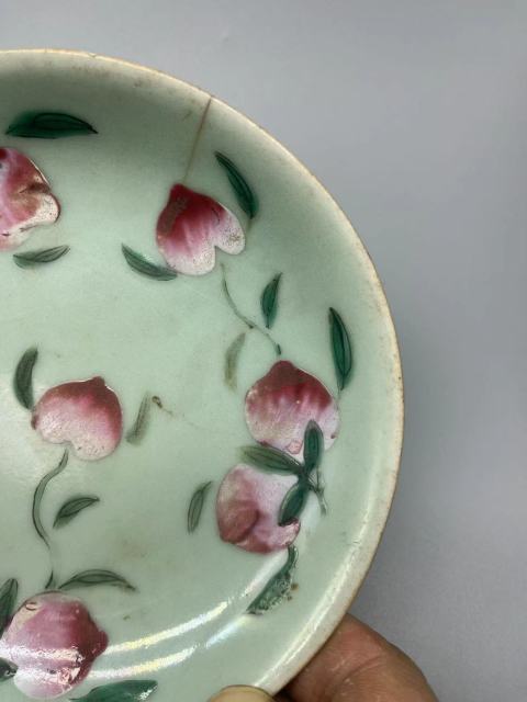 古玩陶瓷清代嘉慶豆青釉粉彩壽桃盤拍賣，當前價格299元