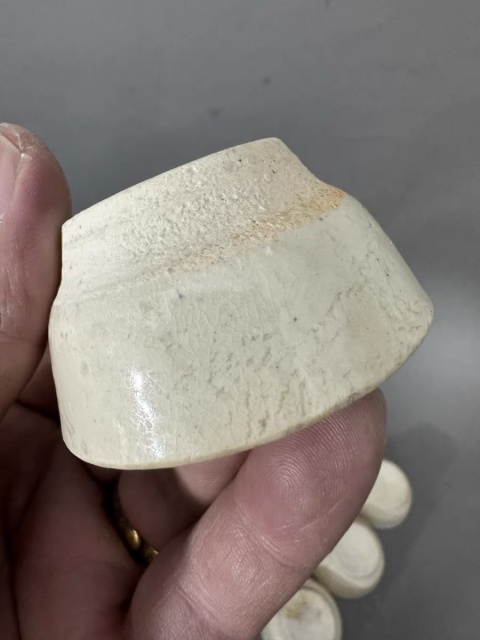古玩陶瓷明末的一組白釉壓手杯小杯八個一組一起走G0039拍賣，當前價格1680元