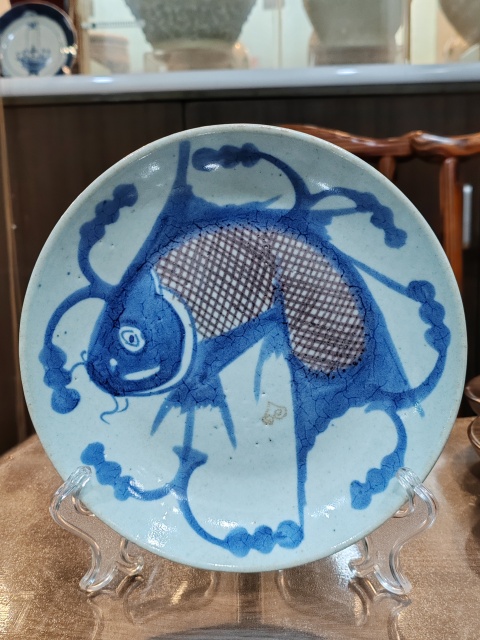 古玩陶瓷清中期青花釉里紅魚紋盤拍賣,當(dāng)前價格800元