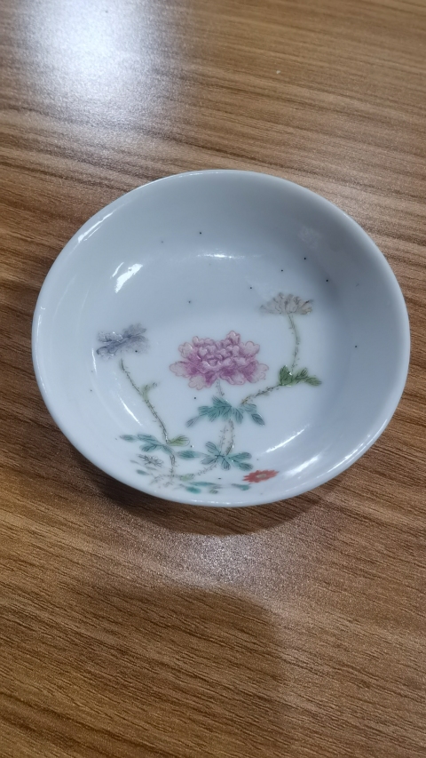 古玩陶瓷粉彩花卉紋小筆舔拍賣(mài)，當(dāng)前價(jià)格1500元