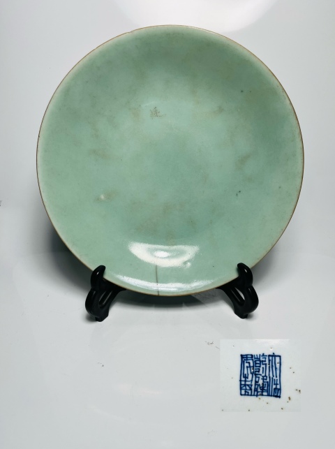 古玩陶瓷(官窯制式)大清乾隆年制款豆青釉盤拍賣,當前價格1588元