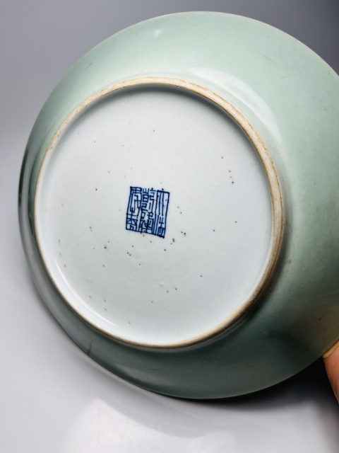 古玩陶瓷(官窯制式)大清乾隆年制款豆青釉盤拍賣,當前價格1588元