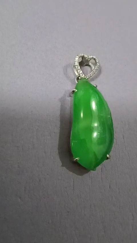 古玩玉器(證書)天然玻璃種陽綠翡翠鑲嵌吊墜拍賣,當前價格130000元