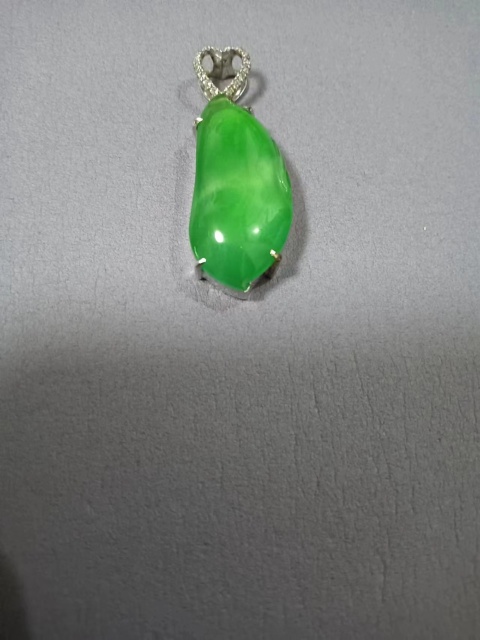 古玩玉器(證書)天然玻璃種陽綠翡翠鑲嵌吊墜拍賣,當前價格130000元