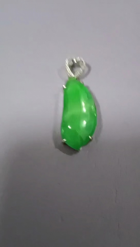 古玩玉器(證書)天然玻璃種陽綠翡翠鑲嵌吊墜拍賣,當前價格130000元