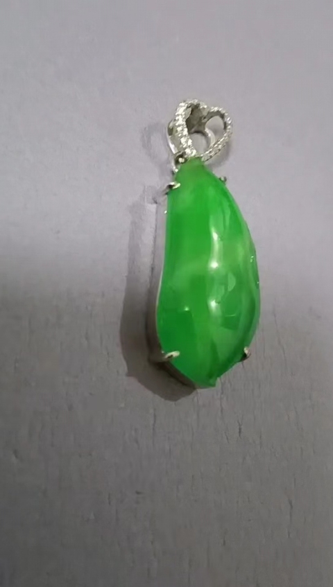 古玩玉器(證書)天然玻璃種陽綠翡翠鑲嵌吊墜拍賣,當前價格130000元