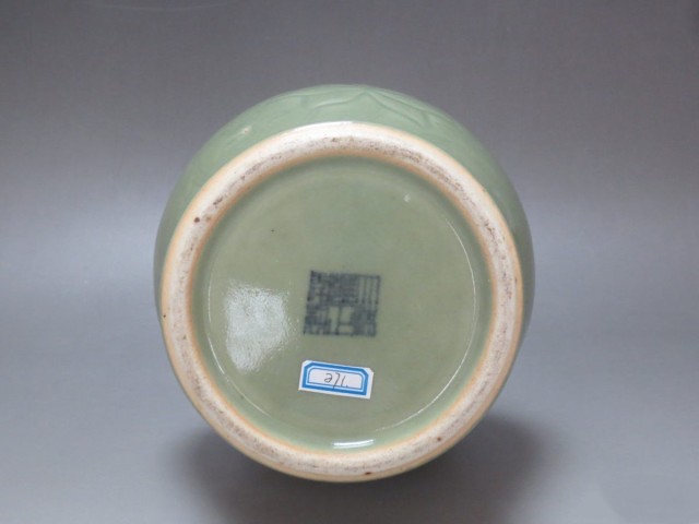 古玩陶瓷清晚期仿龍泉釉暗刻花尊拍賣，當前價格12288元