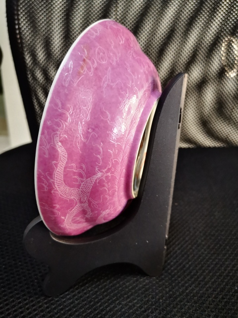 古玩陶瓷胭脂暗刻龍紋盤拍賣，當前價格1300元