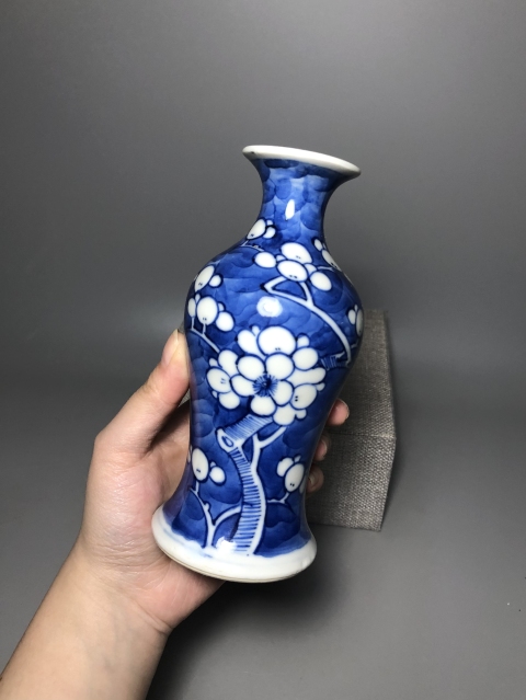 古玩陶瓷晚清,青花留白冰梅紋撇口瓶拍賣,當前價格2000元