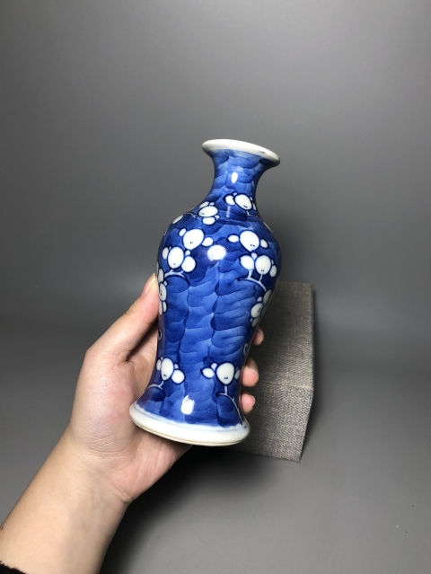 古玩陶瓷晚清,青花留白冰梅紋撇口瓶拍賣,當前價格2000元